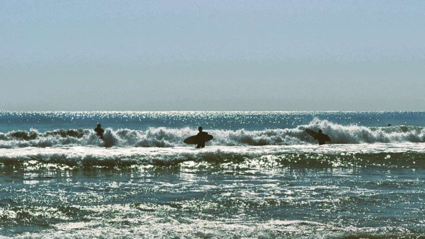 サーファーたちに感謝を（画像はphotoAC）