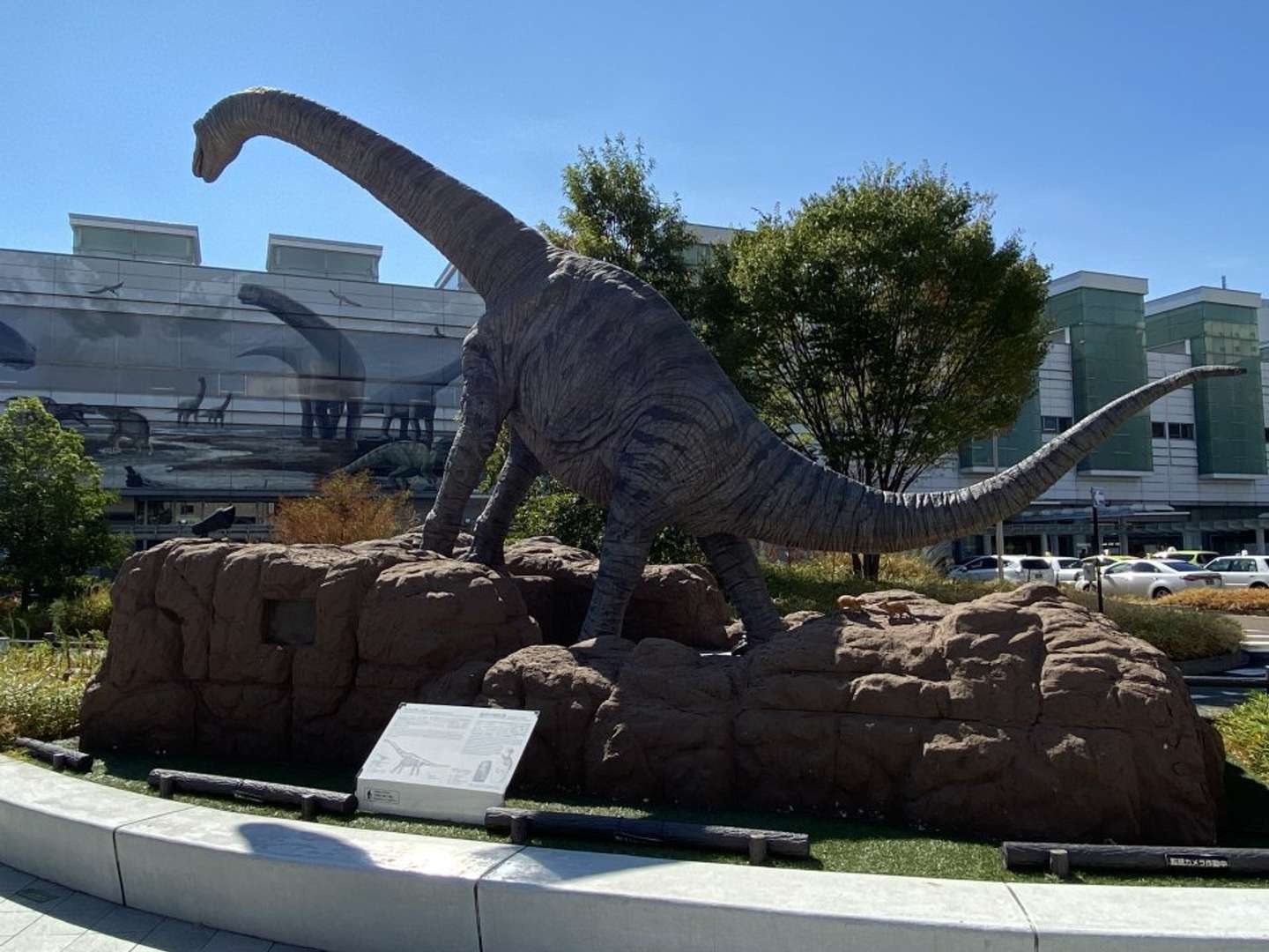 福井駅前のフクイティタン（2023年8月、編集部撮影）