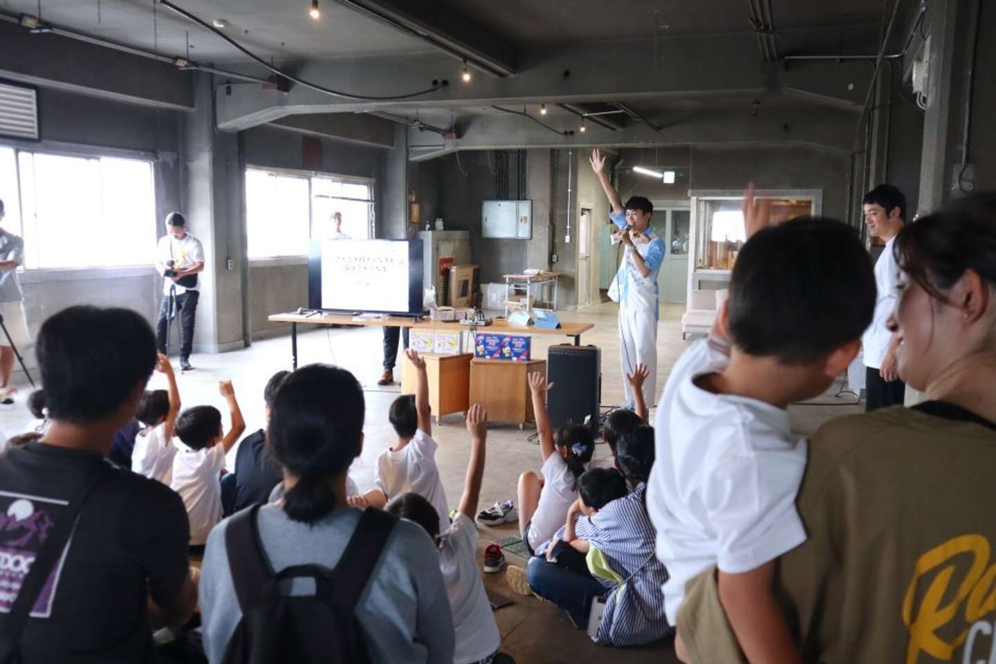 お魚クイズに積極的（画像提供：東洋ナッツ食品）