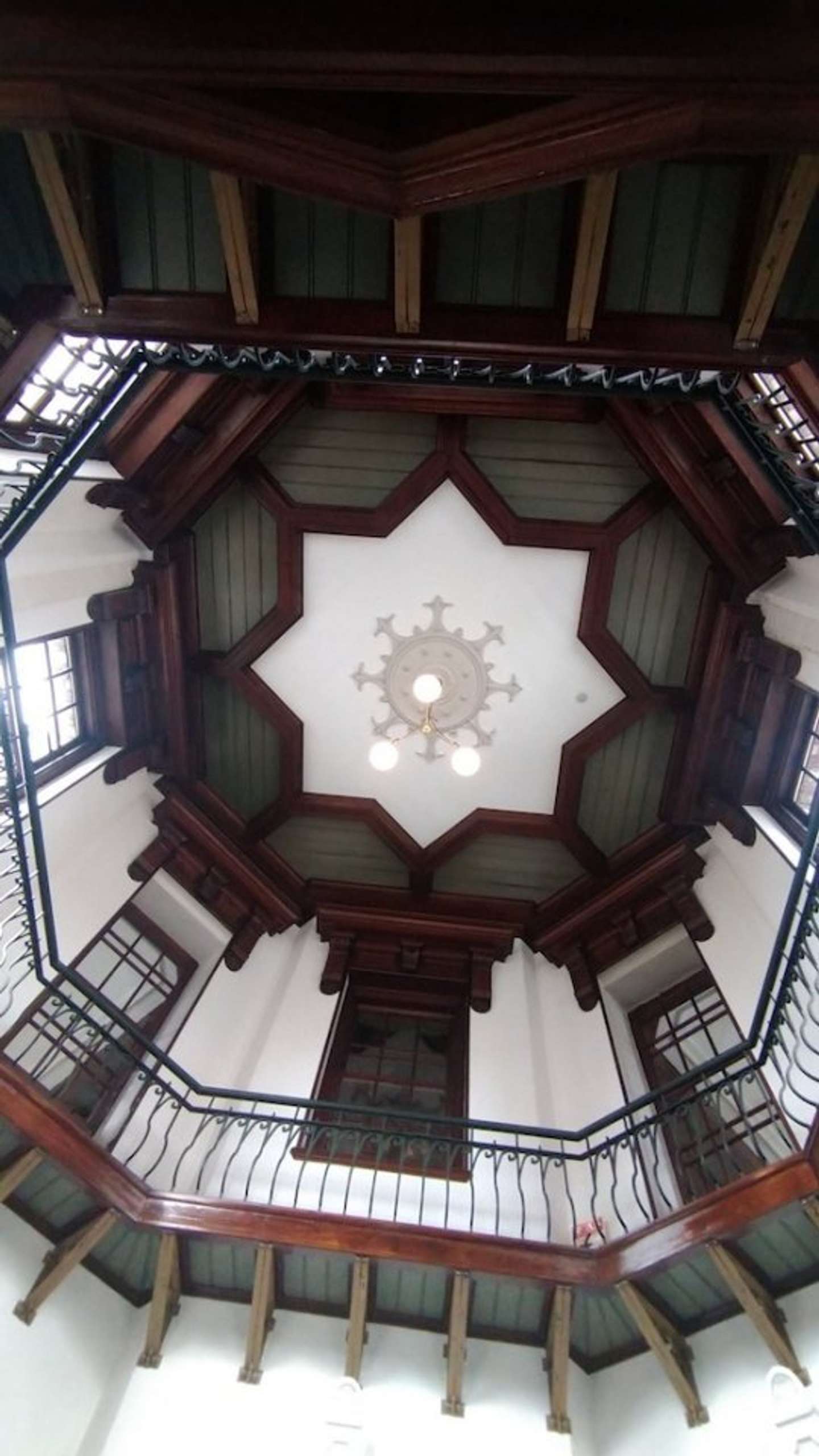 岩手銀行赤レンガ館エントランスホール、八角形の天井　「松岡誠一（仏像文化財修復工房）」さん（＠mokujiki2）さんの投稿より