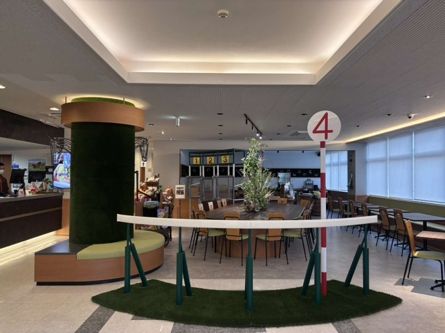 朝食会場が競馬場っぽい！（画像提供：ホテルアネックスイン）