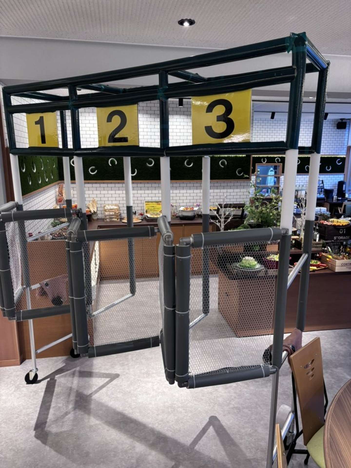 朝食会場の入り口はスターティングゲート（画像提供：ホテルアネックスイン）