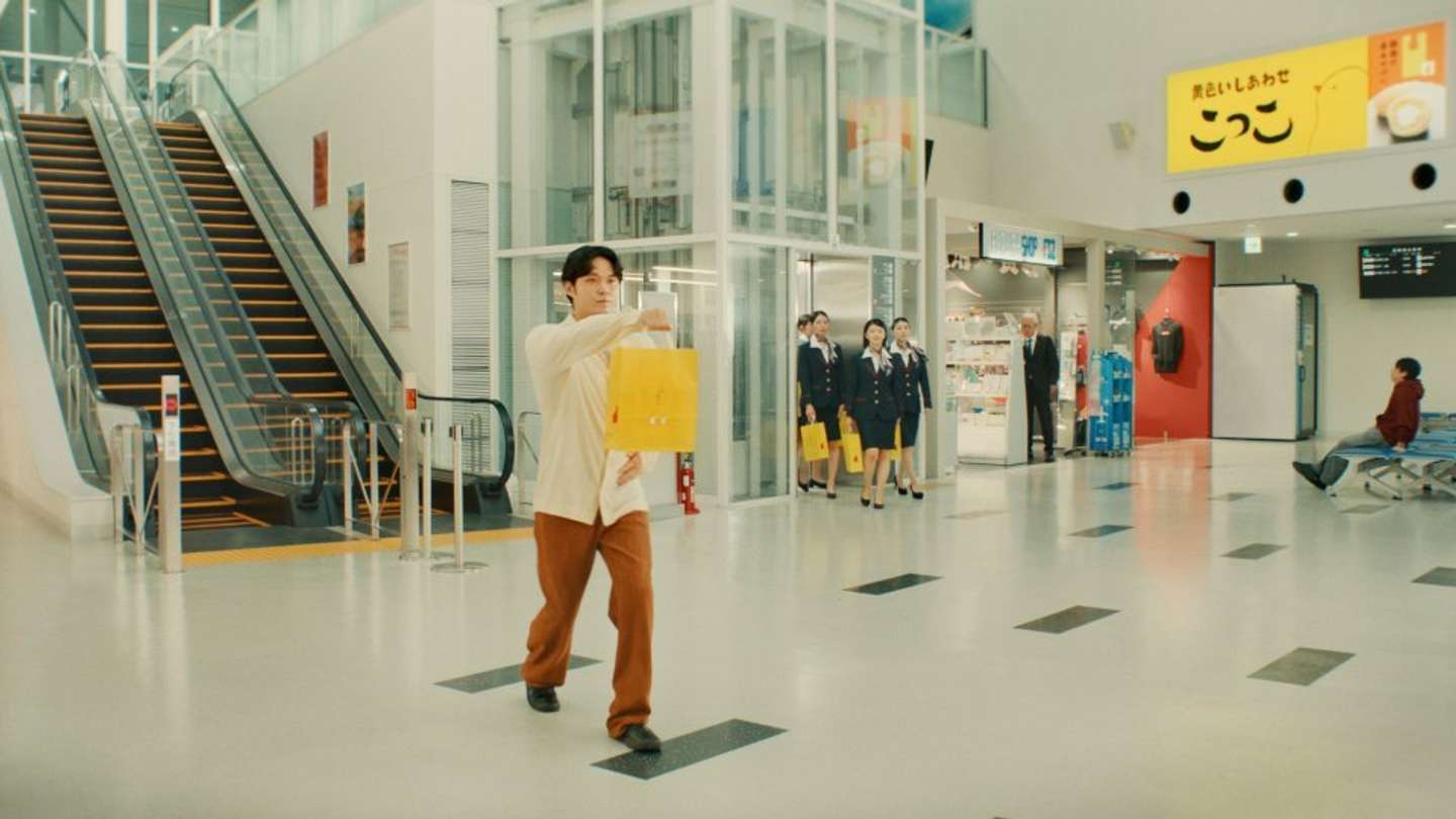 「こっこ エスカレーター」篇のワンシーン（画像はプレスリリースより）