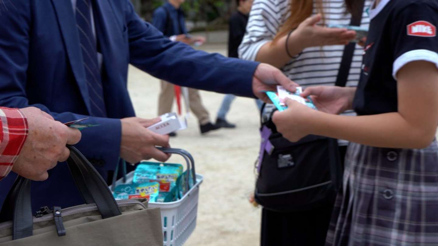 この日は参拝に訪れた学生に「大粒ラムネ」の配布も行ったという。