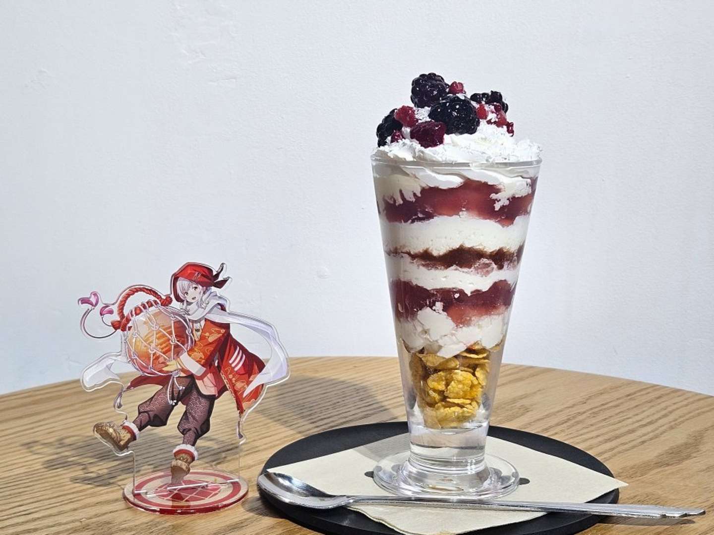 日和山灯台のパフェと日和山灯台のキャラクターのアクリルスタンド（画像は編集部撮影）