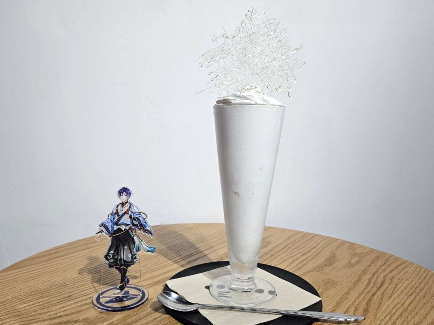 御前埼灯台のパフェと御前埼灯台のキャラクターのアクリルスタンド（画像は編集部撮影）