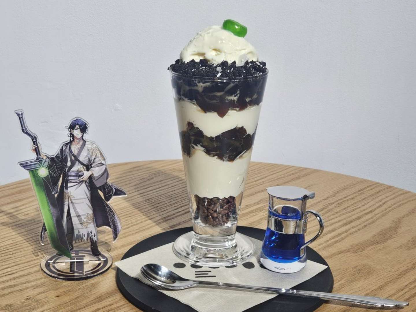 神威岬灯台のパフェと神威岬灯台のキャラクターのアクリルスタンド（画像は編集部撮影）