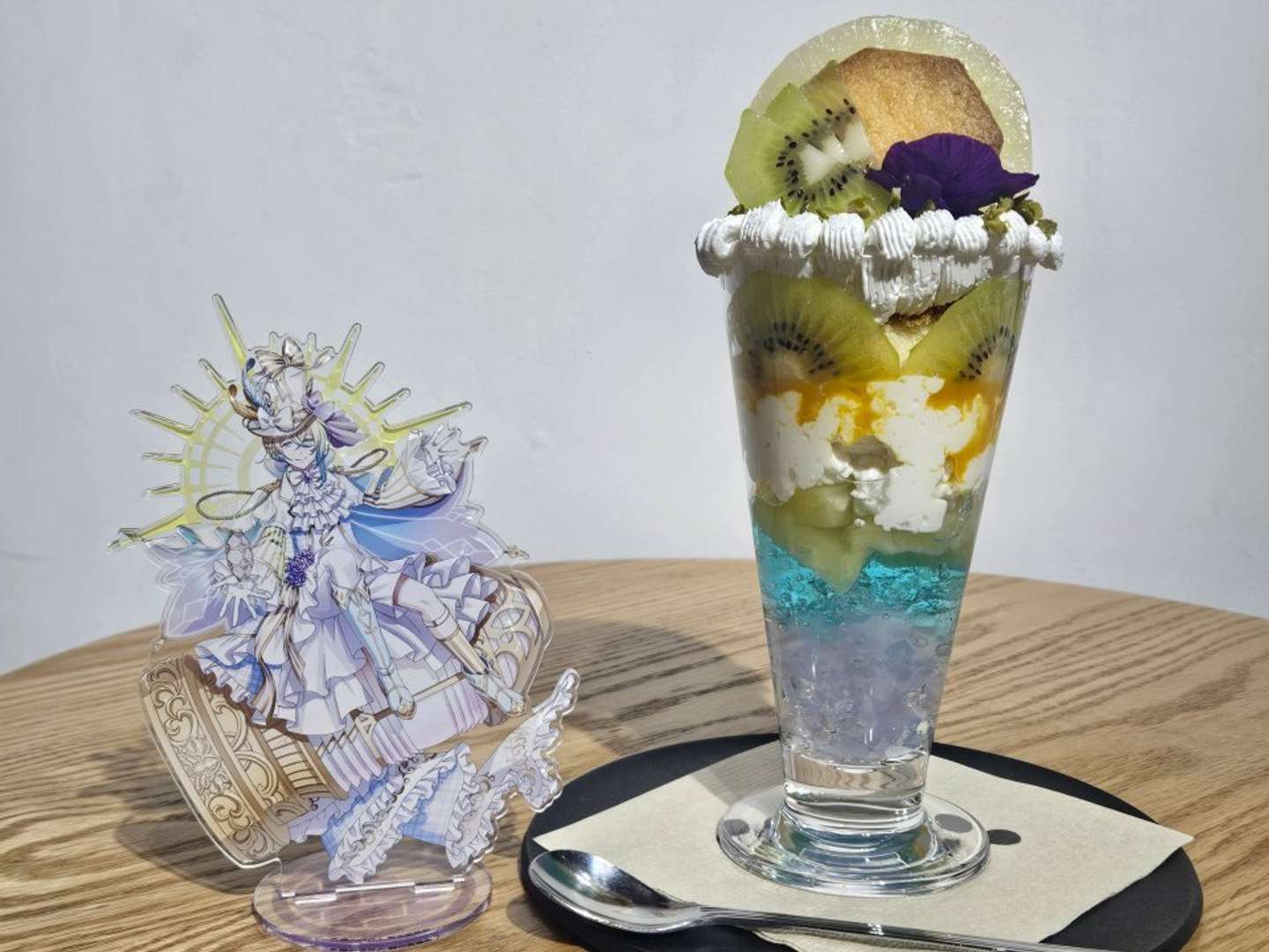 観音埼灯台のパフェと観音埼灯台のキャラクターのアクリルスタンド（画像は編集部撮影）