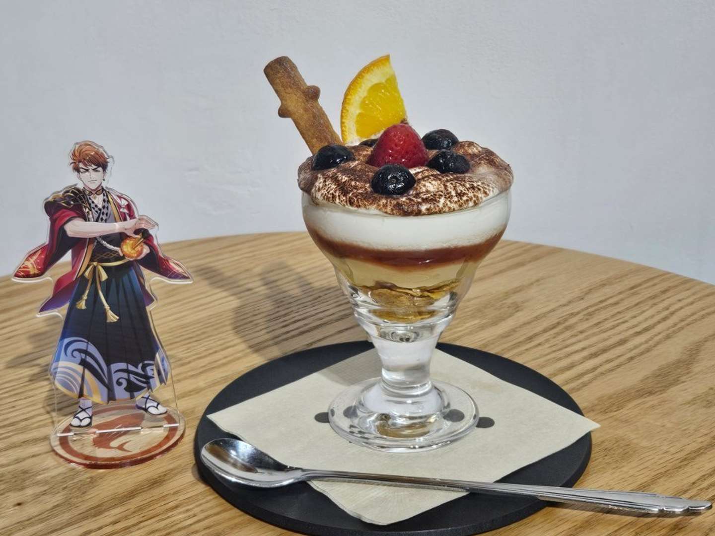 室戸岬灯台のパフェと室戸岬灯台のキャラクターのアクリルスタンド（画像は編集部撮影）