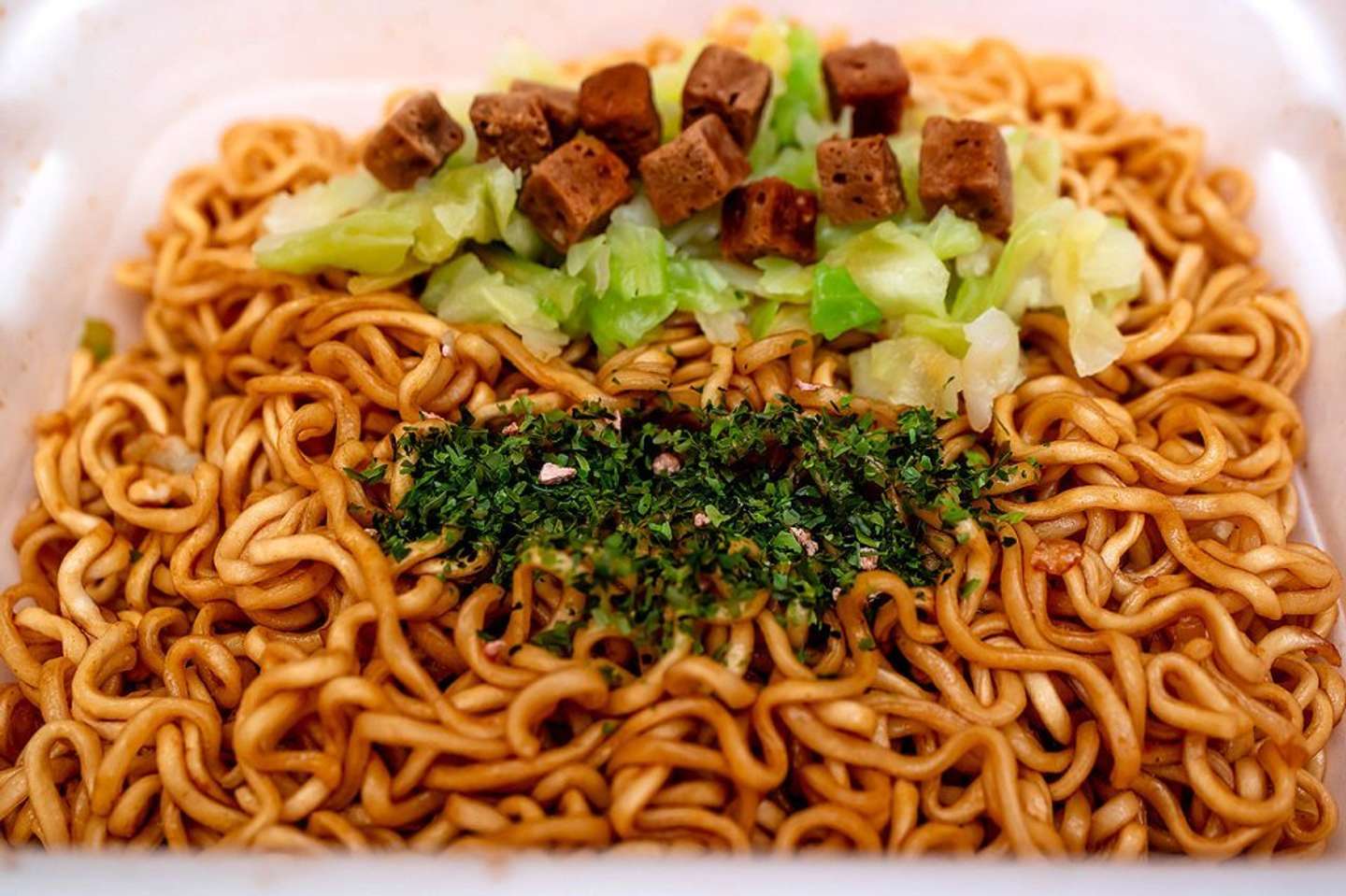 「やきそば弁当 キャベツ・肉50%増量」完成