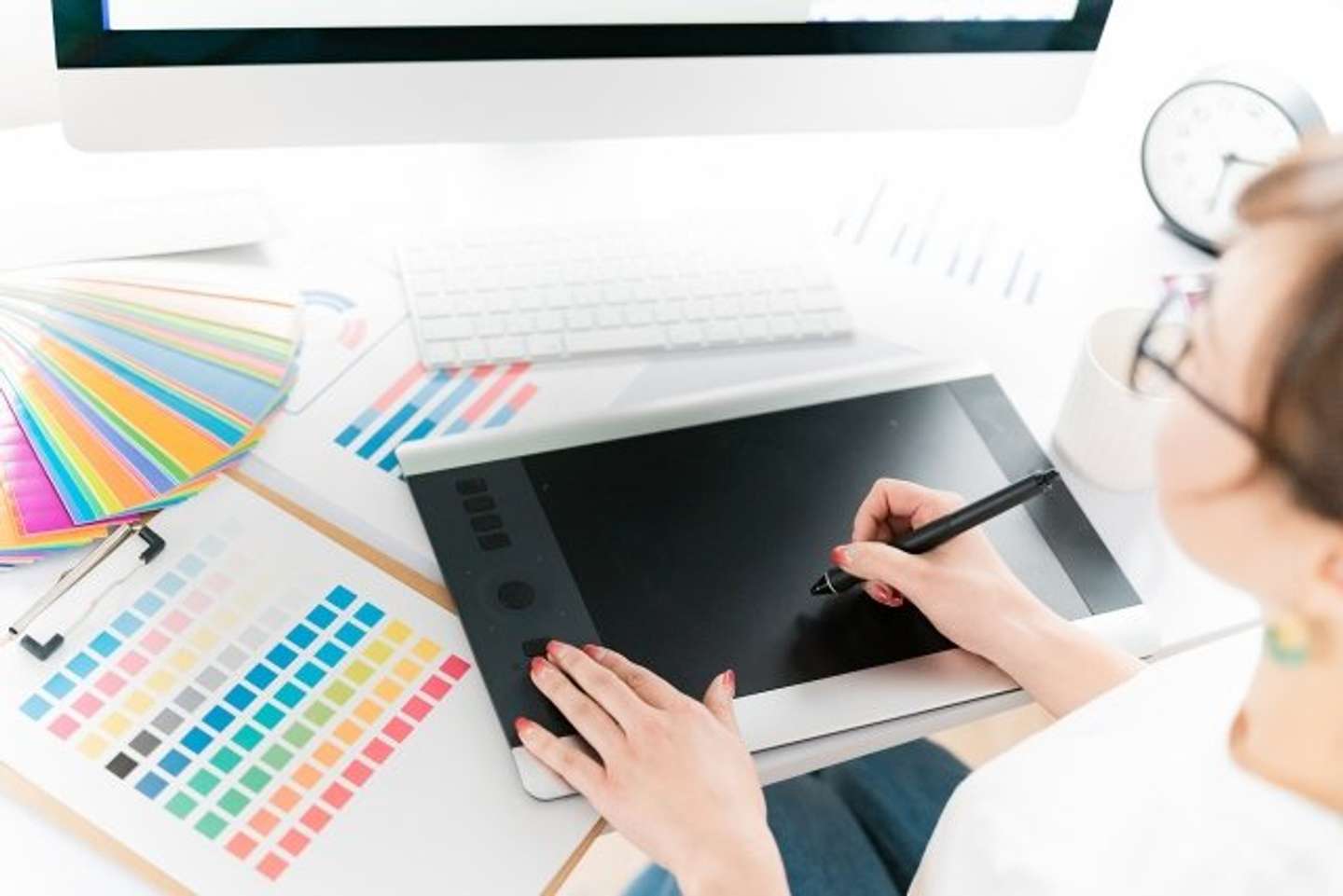 絵を描いている途中、目がずっと...（画像はphotoACより）