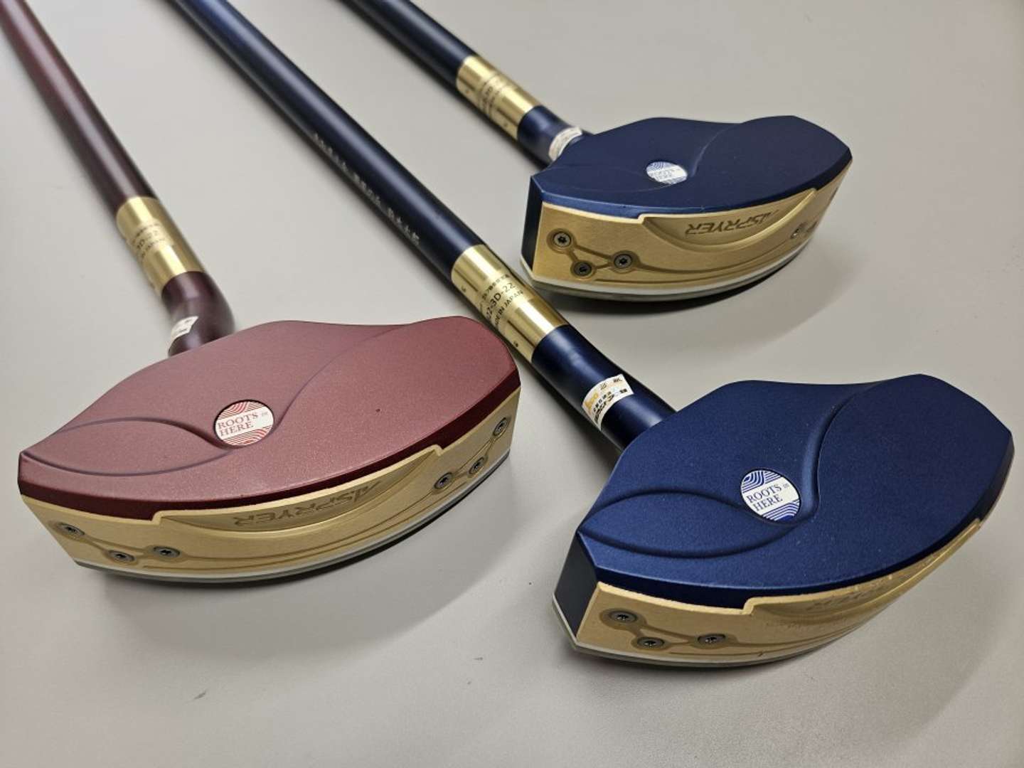 日本海の波や「潮風の丘とまり」をイメージしたデザイン