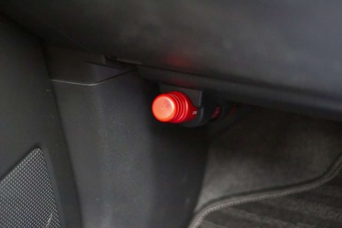 発煙筒から煙が...（画像はphotoAC）