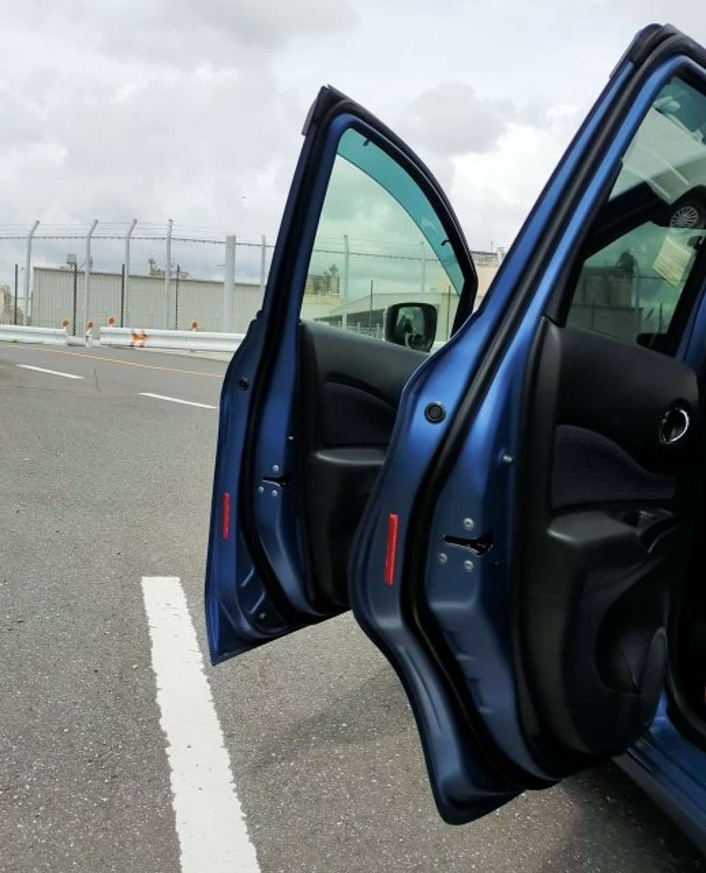 ドアを開けてくれた女性がいて...（画像はphotoACより）