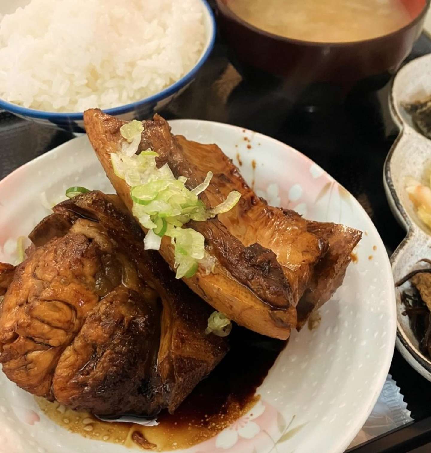 メカジキのカマ煮定食、900円　「鶴亀の湯・鶴亀食堂」インスタグラムより