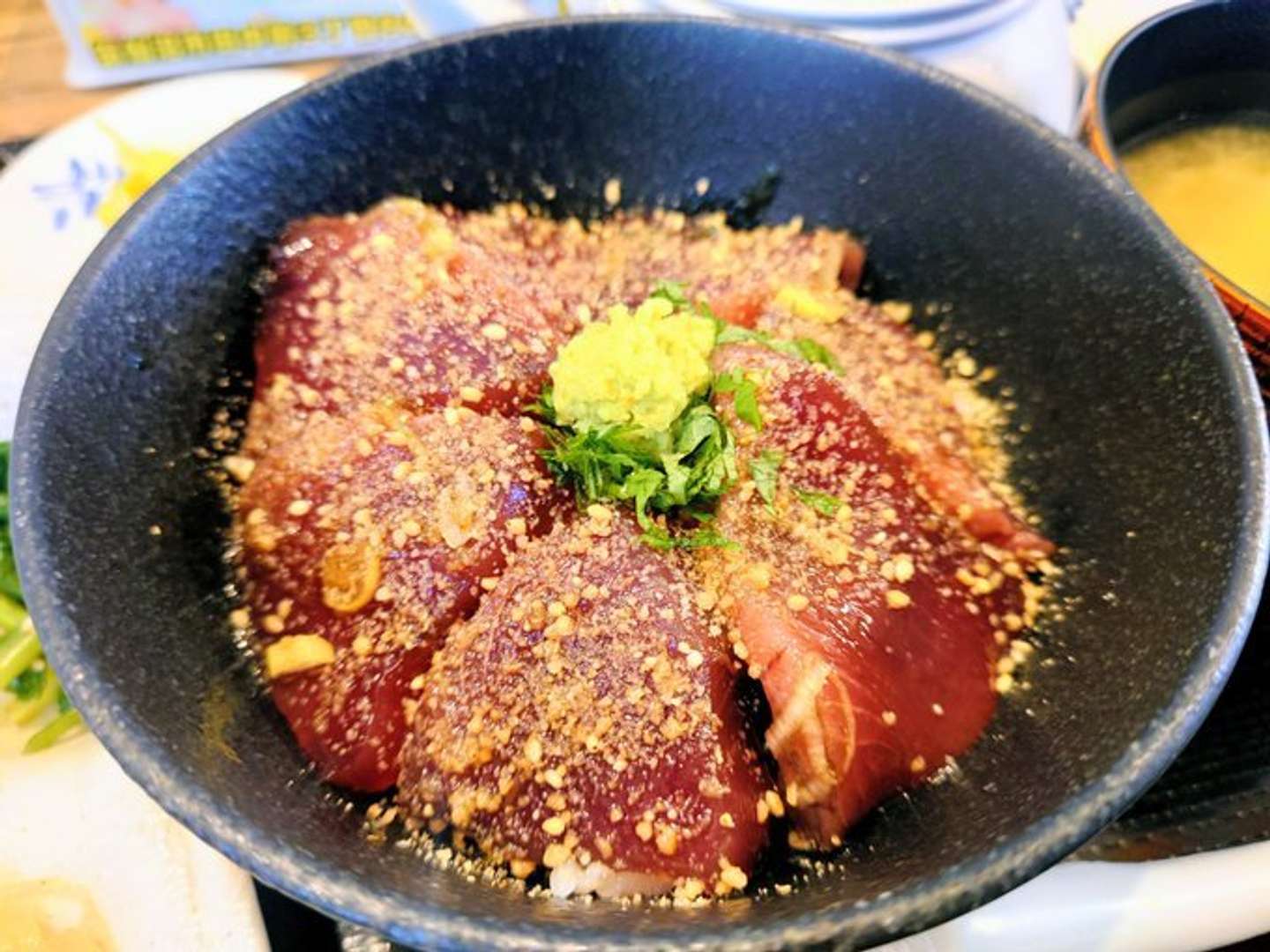 鰹丼　「琵琶湖の水産業を本気で何とかする会」（＠BiwakoLover）の投稿より