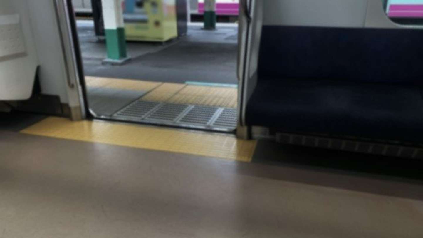 混んでいない電車で...（画像はphotoACより）