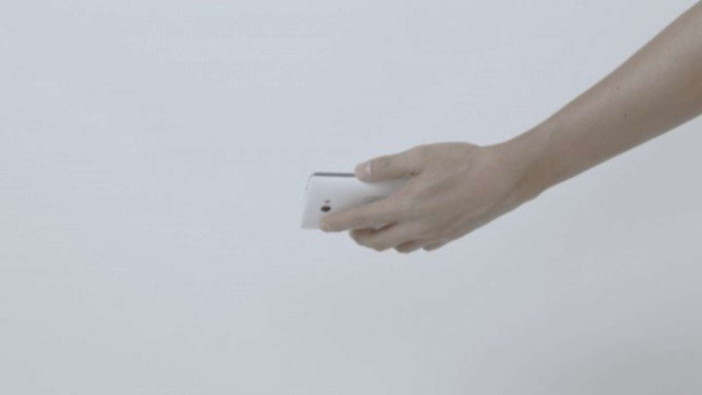 ポケットからケータイを出し入れしながら...（画像はphotoACより）