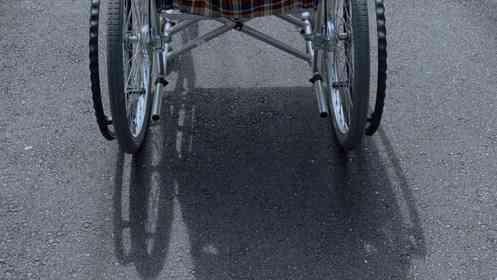 「車椅子で山手線に乗りこもうとする中年男性。『手伝ったほうがいいかな』と思って見ていると...」（千葉県・70代男性）