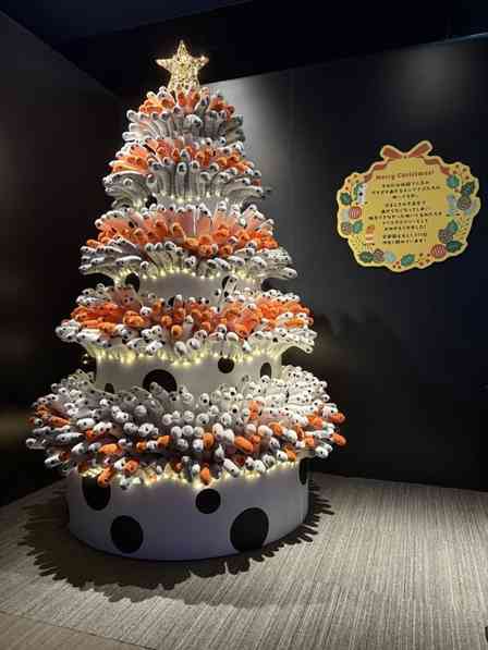 「夢にでてきそう」「発案した人天才」　木の代わりに〝アイツ〟を1111本...すみだ水族館のクリスマスツリーに2.7万人驚がく