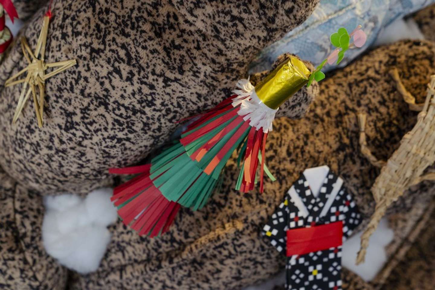 木津川市・相楽神社の「餅花祭」の装飾「餅花」など、豊作を願う祭事をモチーフにした装飾（画像提供：京都水族館）