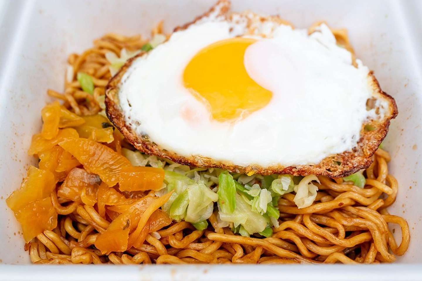 目玉焼きや福神漬をのせた状態