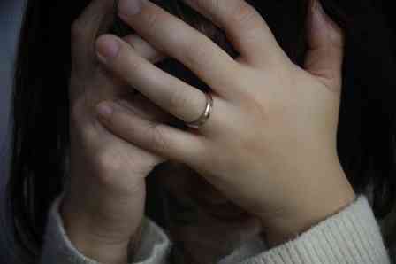 「つわりで体調が悪い中、満員電車で通勤していた私。駅のベンチで休んでいたら、隣にいた女性客が...」（東京都・30代女性）