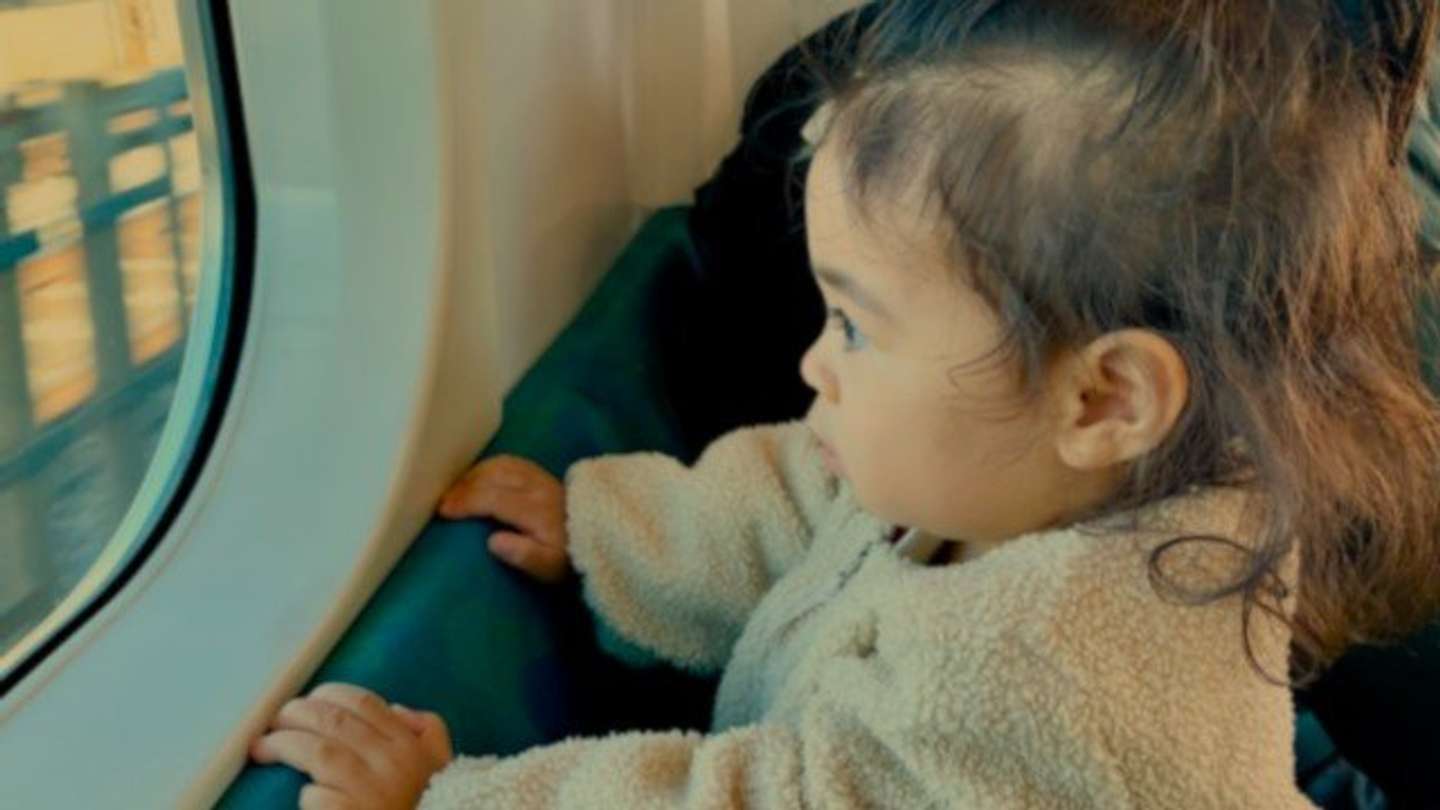 初めての電車に興奮（画像はphotoACより）