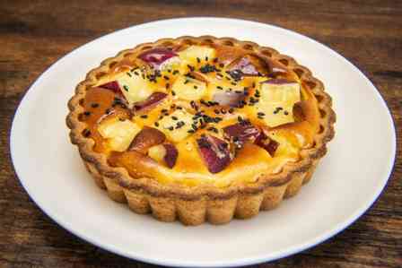 「VTuberの歌声を聞かせたサツマイモ」がタルトになった！？　茨城県鉾田市で斬新コラボ商品爆誕