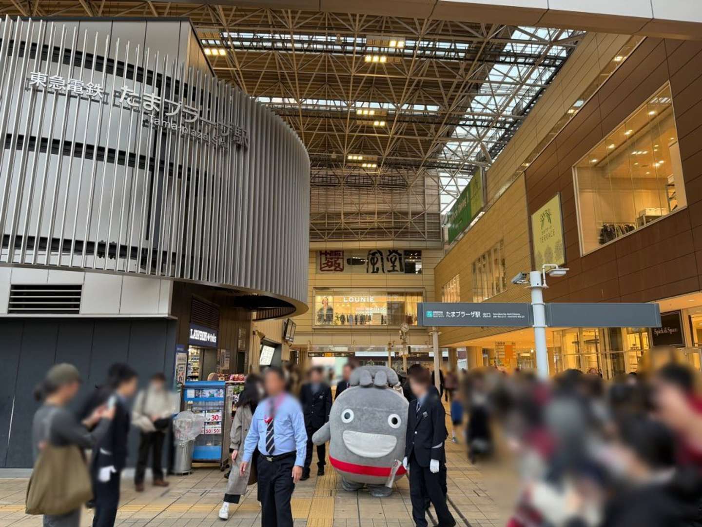 たまプラーザ駅に現れた「のるるん」（画像はいし＠mk_ishiさんの投稿より）