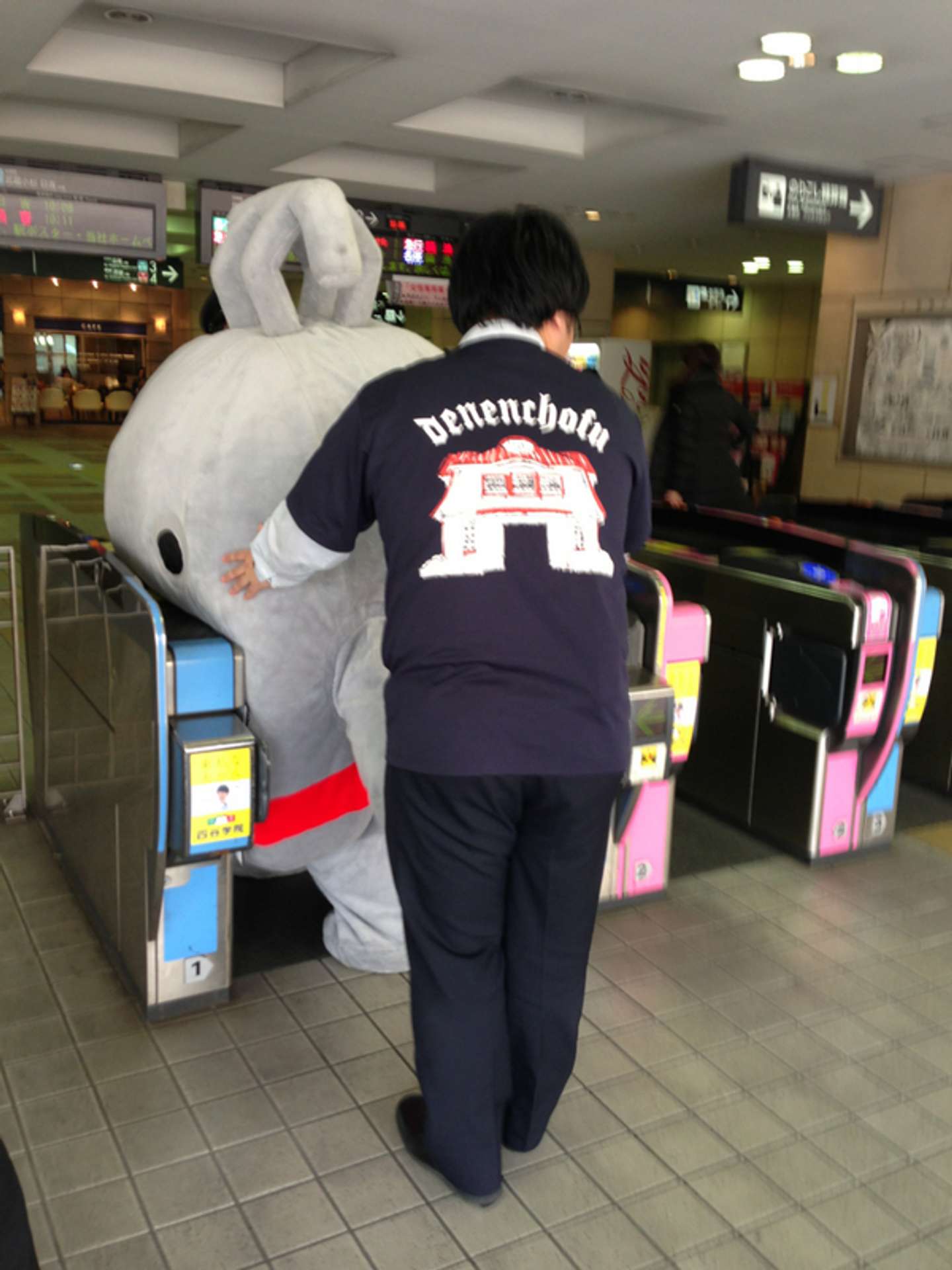 2013年に改札に挟まっていたのるるん（画像はいし＠mk_ishiさんの投稿より）