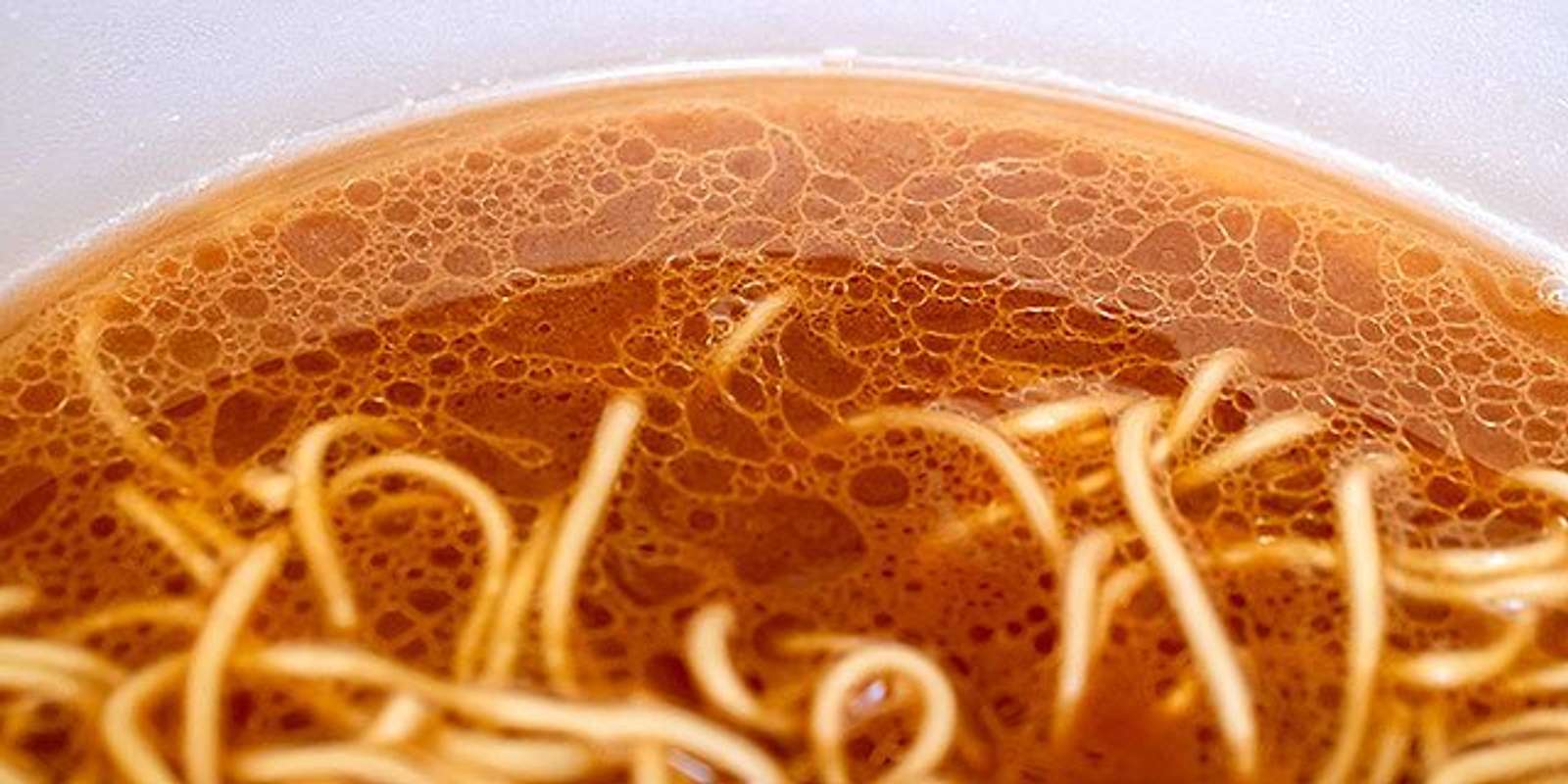 スープ表面の大量の油脂