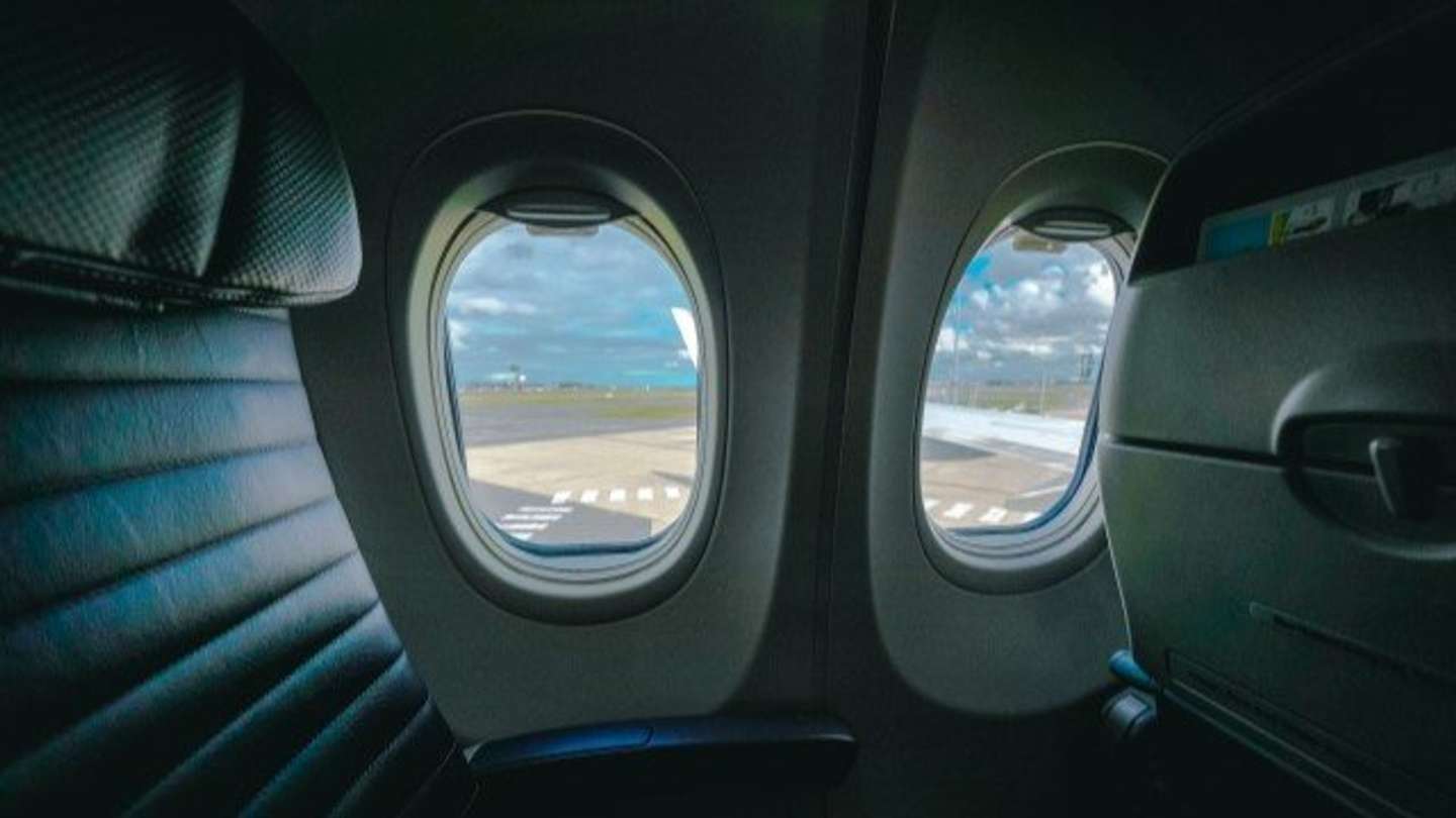 飛行機の窓から（画像はphotoAC）