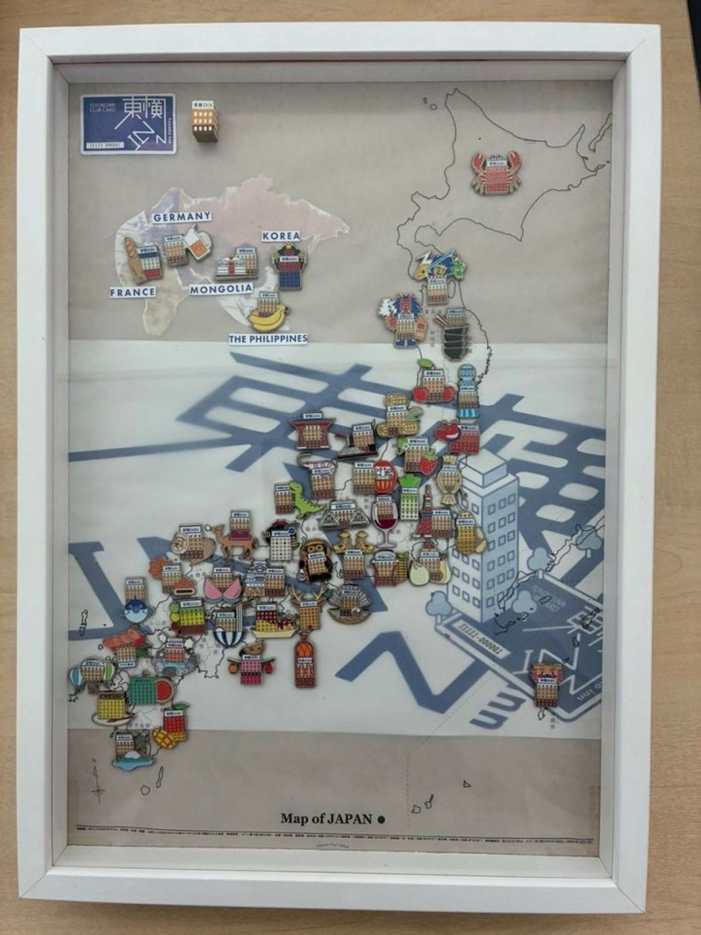 お客さんからもらったというバッジコレクション（画像提供：東横INN）