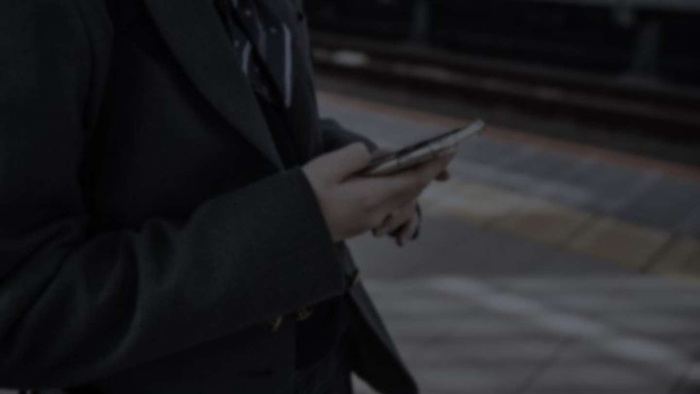 冬の夜、電車で（画像はphotoAC）