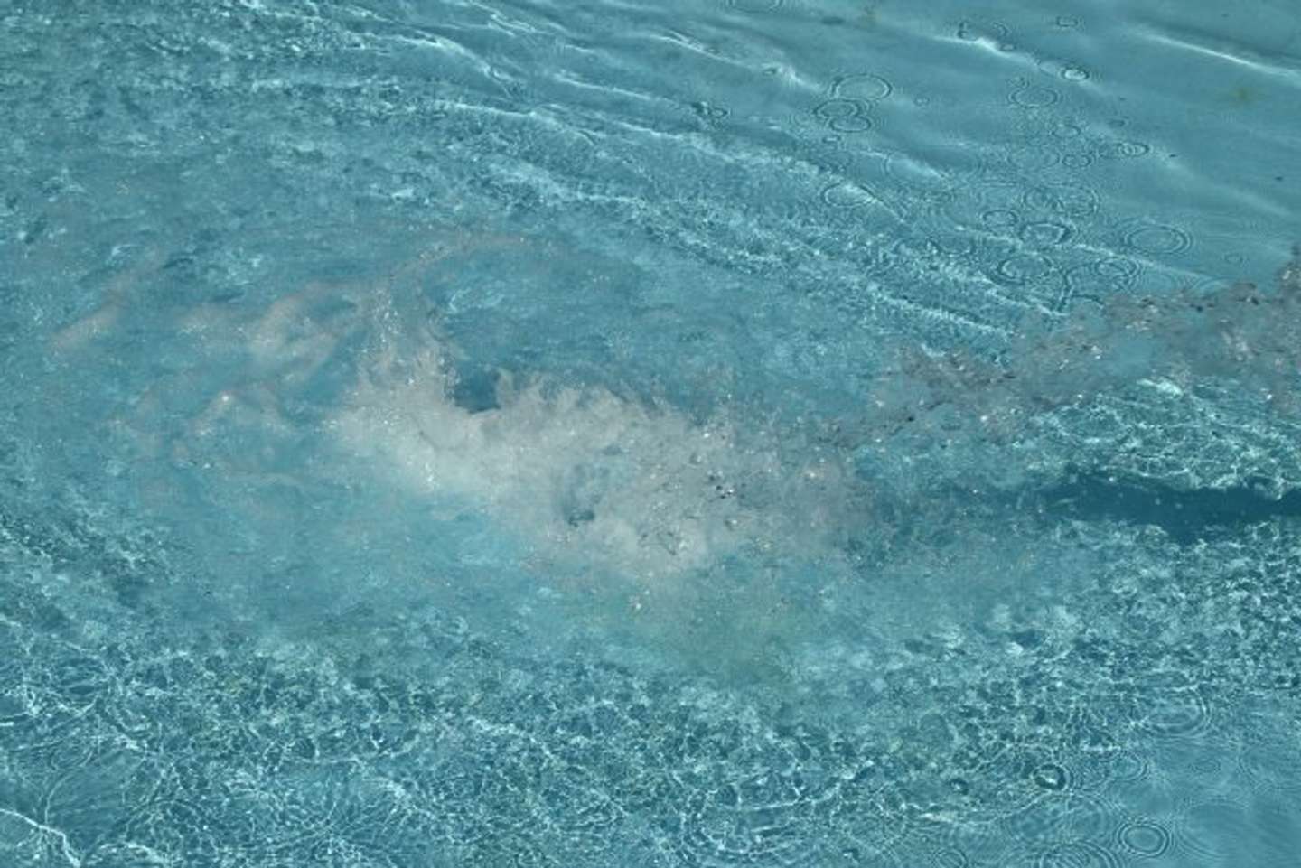 プールで溺れかけた時、助けてくれた人へ（画像はphotoACより）