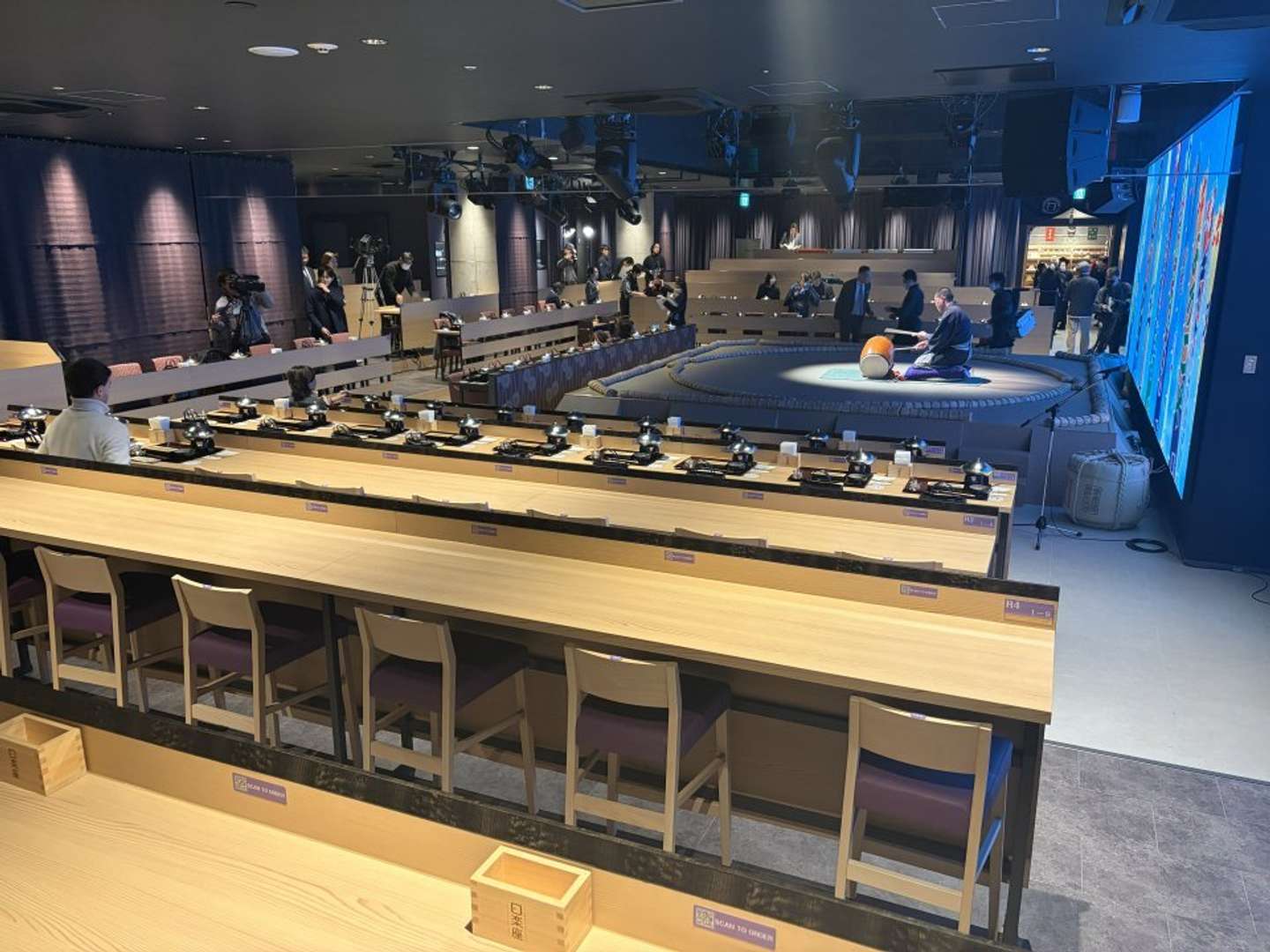 土俵の背後には大型モニターが