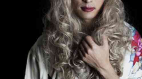 「どしゃ降りの雨の夜、信号待ちをしていた私。そこに女装の男性が近付いてきて...」（宮城県・40代）