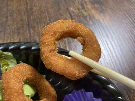 この輪っかはイカ？オニオン？←どっちでもない...　「玉出のクリスマスオードブル」が想像を超えてきた