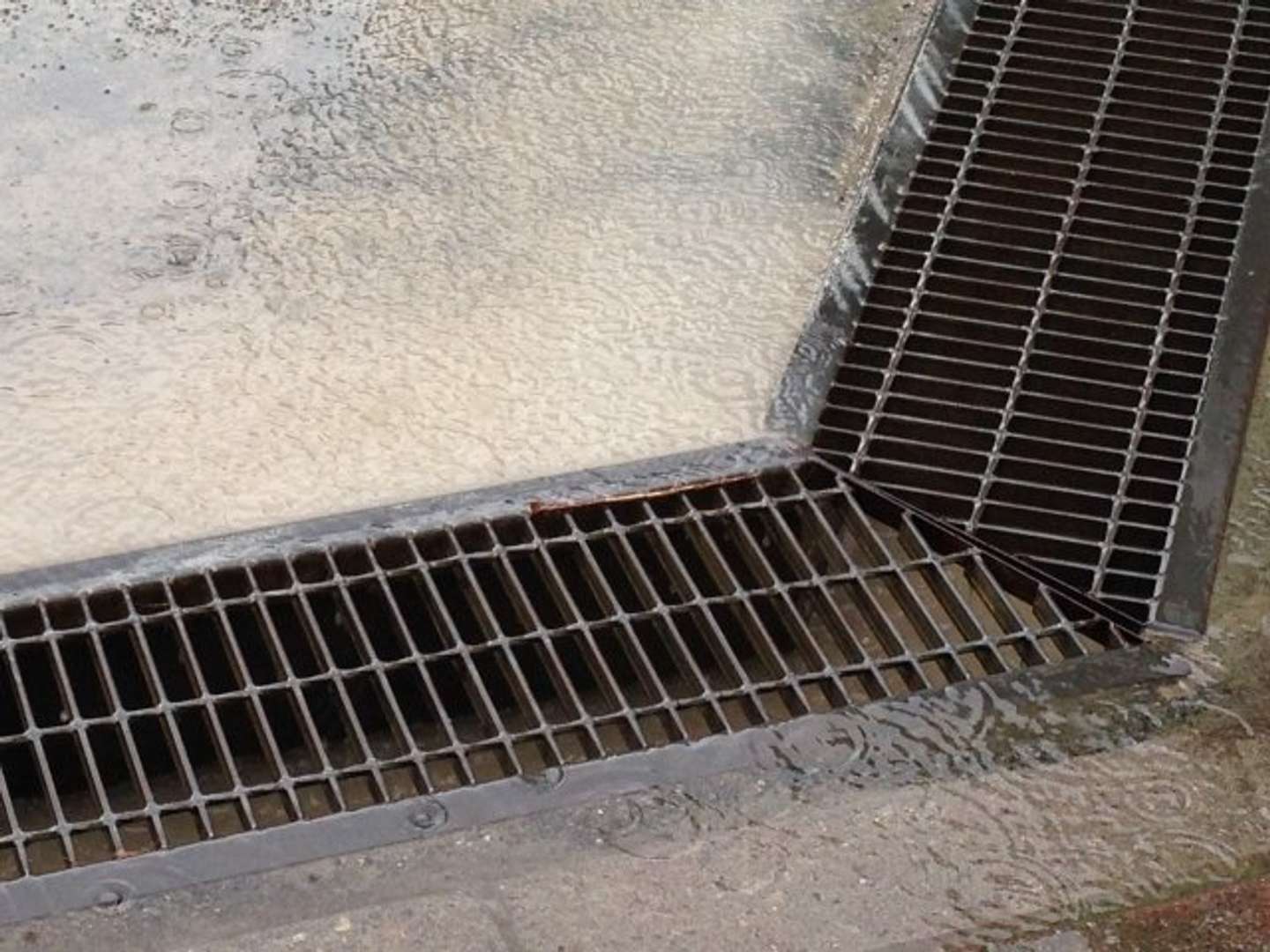 雨の日の運動会で（画像はphotoAC）