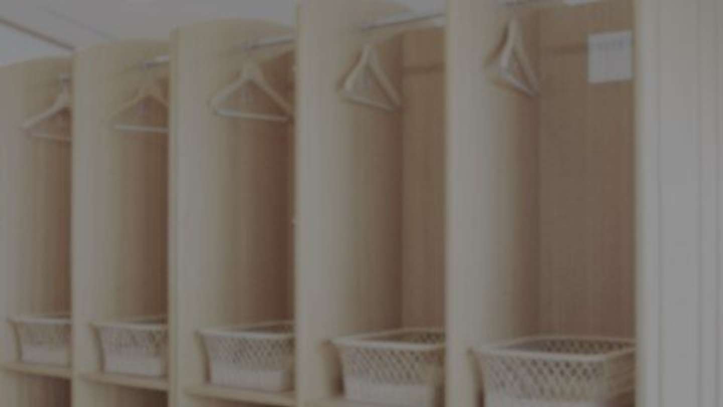 温泉施設の脱衣所で（画像はphotoAC）