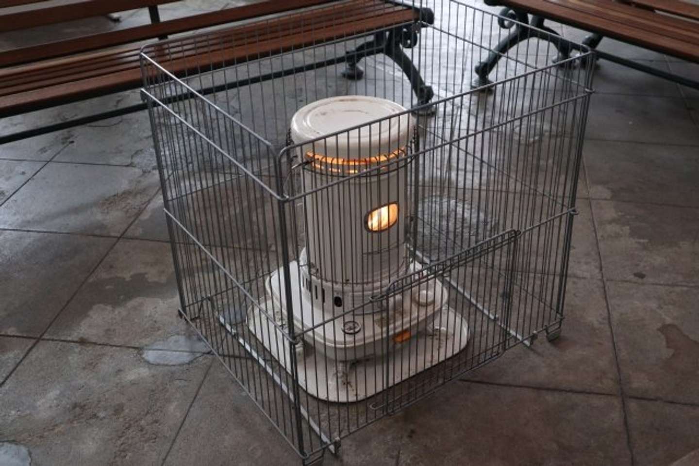 ストーブに当たらせてもらい...（画像はphotoAC）