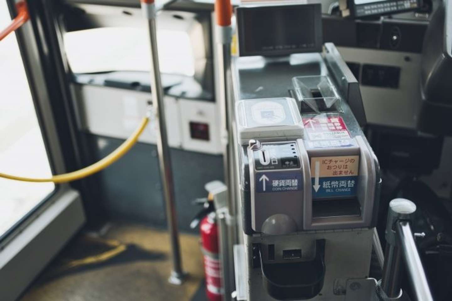 路線バスでお金を落として...（画像はphotoAC）