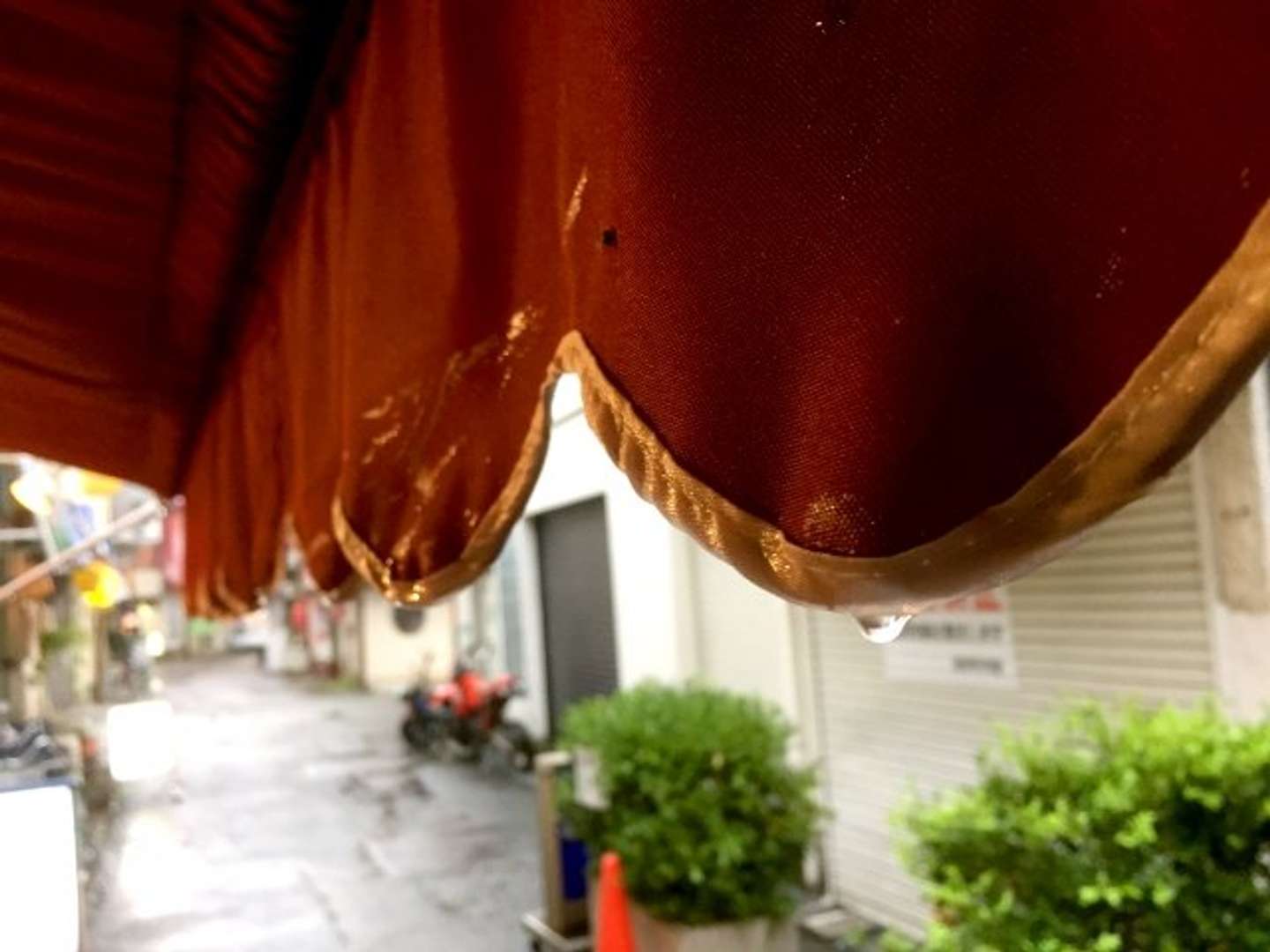 店の軒先で雨宿りしていたら...（画像はphotoACより）