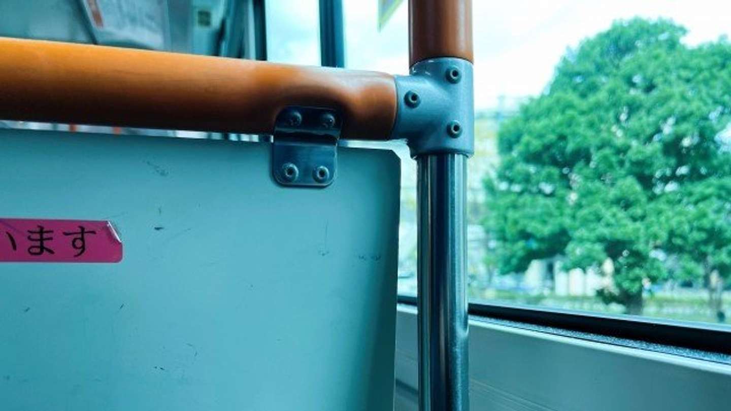 乗りなれないバスで...（画像はphotoAC)