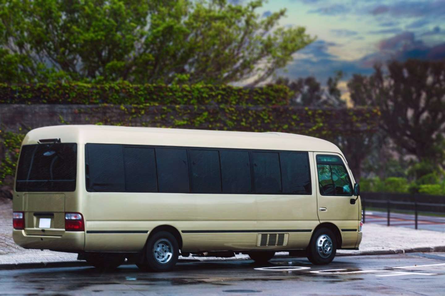 マイクロバスに乗せてもらって（画像はphotoAC）