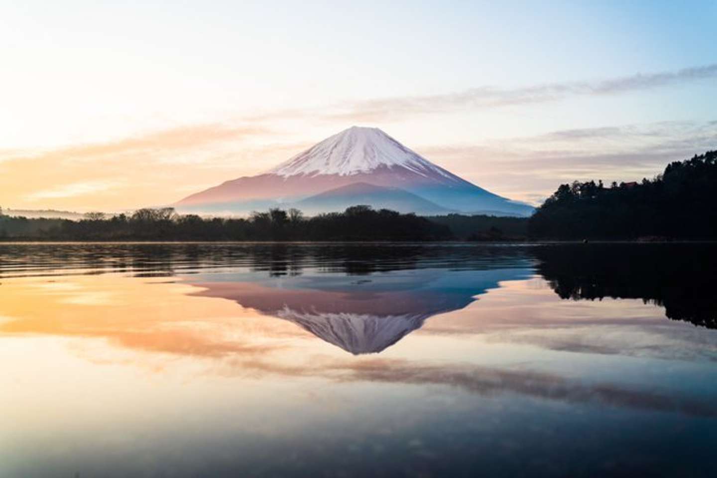 朝も見事なリフレクション　狐仙人乃弟子 トコノ オルタ（＠ttt_zegu952）さんの投稿より