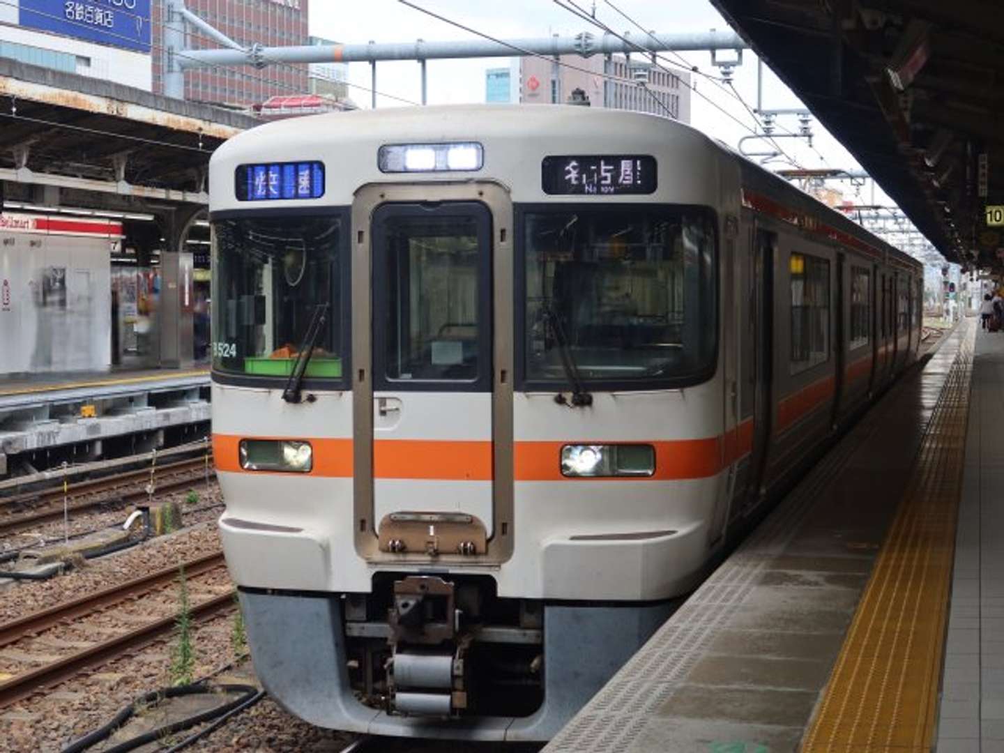 電車旅の途中で（画像はphotoAC）