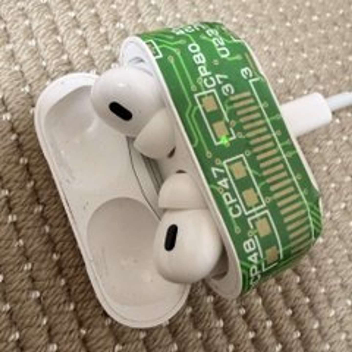 〝基板化〟されたイヤホンケース（画像は「PCB ART moeco」の公式Xアカウントより）