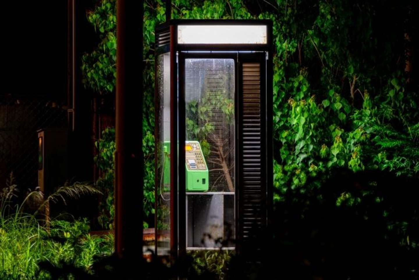 電話ボックスでハプニング（画像はphotoAC)